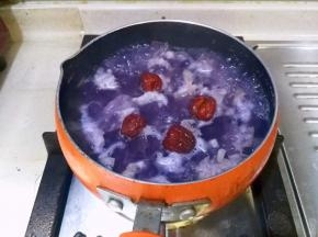 同时加入红枣和适量冰糖，继续炖15分钟左右