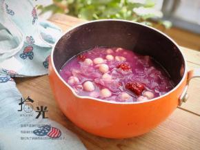 炖至莲子软糯即可关火出锅