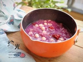 炖至莲子软糯即可关火出锅