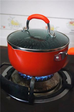 盖锅，烧半锅开水。