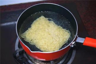 水沸腾后加入面条。