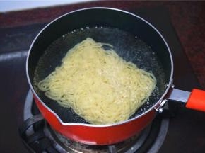 水沸腾后加入面条。
