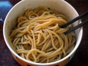 将热面条夹到碗里，并用筷子将酱料拌均匀即可。