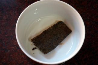 将XO酱包放到碗底。