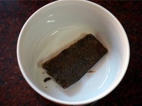 将XO酱包放到碗底。