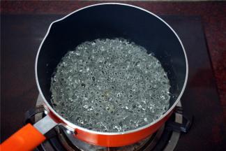 将细砂糖和清水混合，大火煮，沸腾后，移离火源，冷却备用。