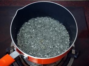 将细砂糖和清水混合，大火煮，沸腾后，移离火源，冷却备用。