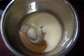 将炼奶，色拉油，蜜糖倒入干净的容器里，并搅拌均匀。