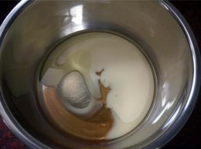 将炼奶，色拉油，蜜糖倒入干净的容器里，并搅拌均匀。