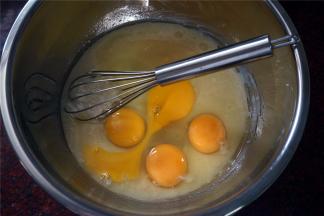 加入4只鸡蛋（约重233克）。