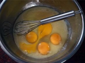 加入4只鸡蛋（约重233克）。