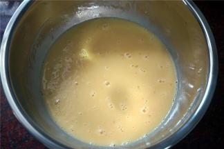 用手动打蛋器快速划Z，搅拌均匀。