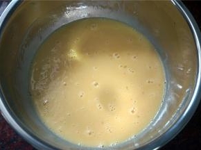 用手动打蛋器快速划Z，搅拌均匀。