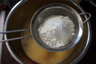 筛入低筋面粉，小苏打，红糖粉，搅拌均匀。