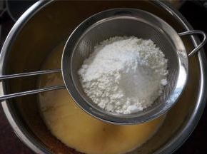 筛入低筋面粉，小苏打，红糖粉，搅拌均匀。