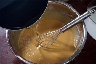 加入冷却了的糖水，搅拌均匀。