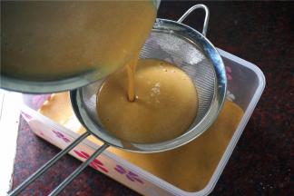 将混合液过筛到饭盒里。