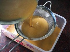 将混合液过筛到饭盒里。
