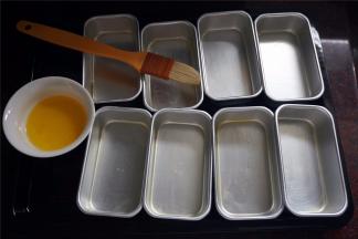 在液体静置期间，融化适量的黄油，用毛刷将黄油抹在雪方模具上，备用。