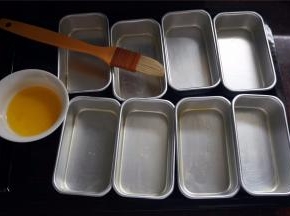 在液体静置期间，融化适量的黄油，用毛刷将黄油抹在雪方模具上，备用。