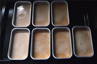 静置完后，倒入模具里，大概6分满即可。烤箱预热，上下火，中层，190度，烤20~25分钟，表面金黄即可出炉。