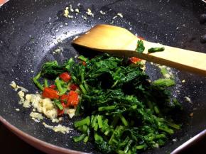 佐料爆香好后将雪里红入锅中