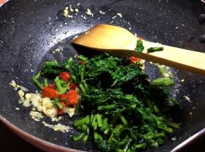 佐料爆香好后将雪里红入锅中