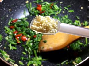 加入一勺鸡精调味，翻炒2分钟即可关火