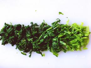 将泡好的雪里红拿出均匀切段