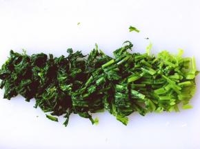 将泡好的雪里红拿出均匀切段