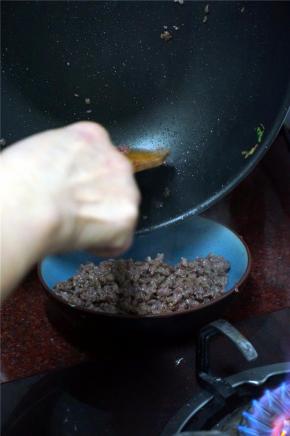 将瘦肉翻炒熟后先装起备用。