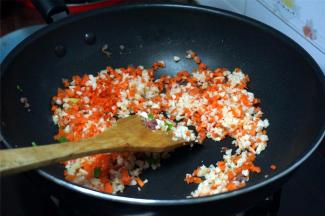 锅里下油，加入红萝卜和马蹄粒，翻炒。