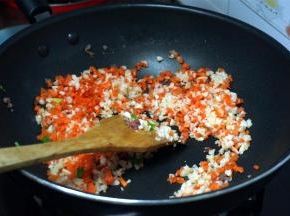 锅里下油，加入红萝卜和马蹄粒，翻炒。