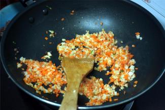 撒入少许清水，翻炒一两分钟。