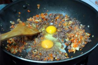 打入两只鸡蛋。