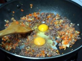 打入两只鸡蛋。