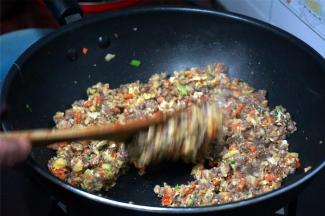 快速将鸡蛋打散，翻炒均匀即可熄火。