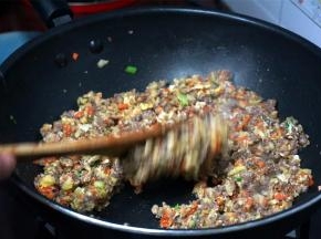 快速将鸡蛋打散，翻炒均匀即可熄火。