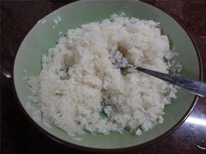 大米洗净后，用适量的盐和油腌制15分钟左右。