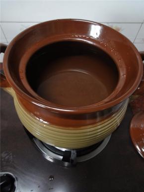 煲里加入半煲的水，烧开。