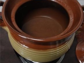 煲里加入半煲的水，烧开。