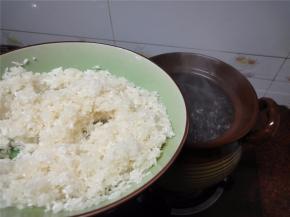 水烧开后加入大米。