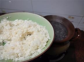 水烧开后加入大米。