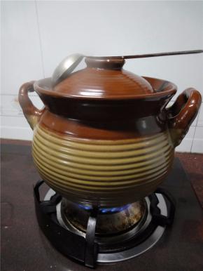 用勺子把煲盖上的排气孔挡住，中火，煲1小时左右。