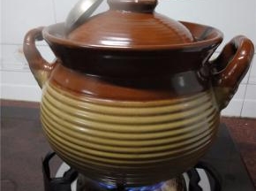 用勺子把煲盖上的排气孔挡住，中火，煲1小时左右。