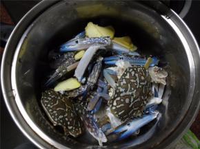 花蟹擦洗干净后切好备用。准备少许的姜片驱寒去腥。