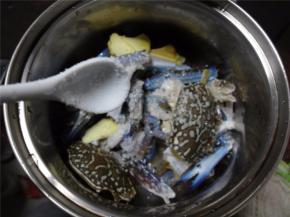 加入适量的盐和糖。