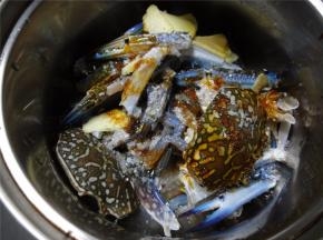 加入适量的酱油和油后，将调味料充分搅拌均匀，暂时放进冰箱里保鲜。