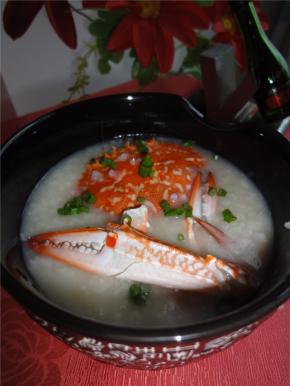 装进碗里，完成，美味的花蟹粥！