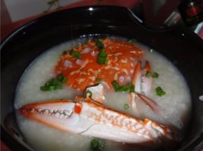 装进碗里，完成，美味的花蟹粥！
